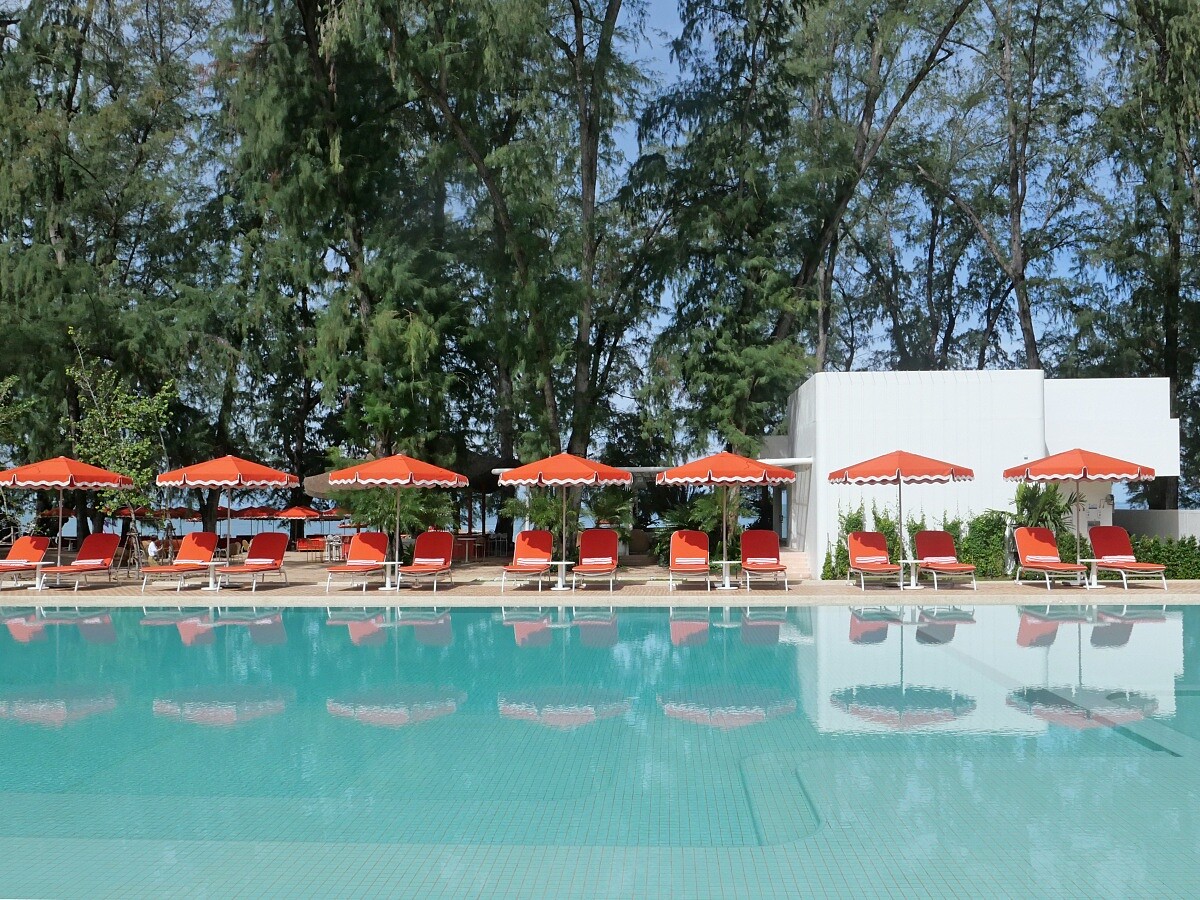 充滿美式風格的「公共泳池」，用色大膽明亮。