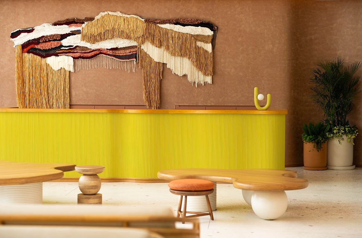 大廳裡高掛了「Yarn Story Studio」的作品。