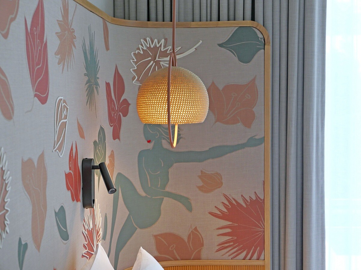 床頭板畫滿葉片和海洋的手繪圖案十分細緻。