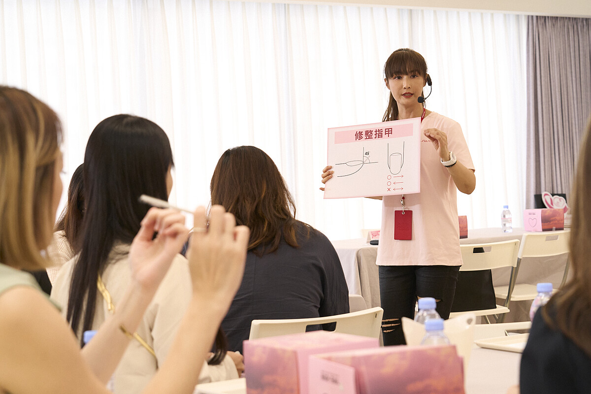 在「2025 粉紅重生公益座談會」上，資生堂專業老師親自指導病友與來賓進行指甲彩繪。色彩與圖騰化為指尖上的作品，在陪伴與創作間交織出療癒與希望，真切展現「美的力量」。