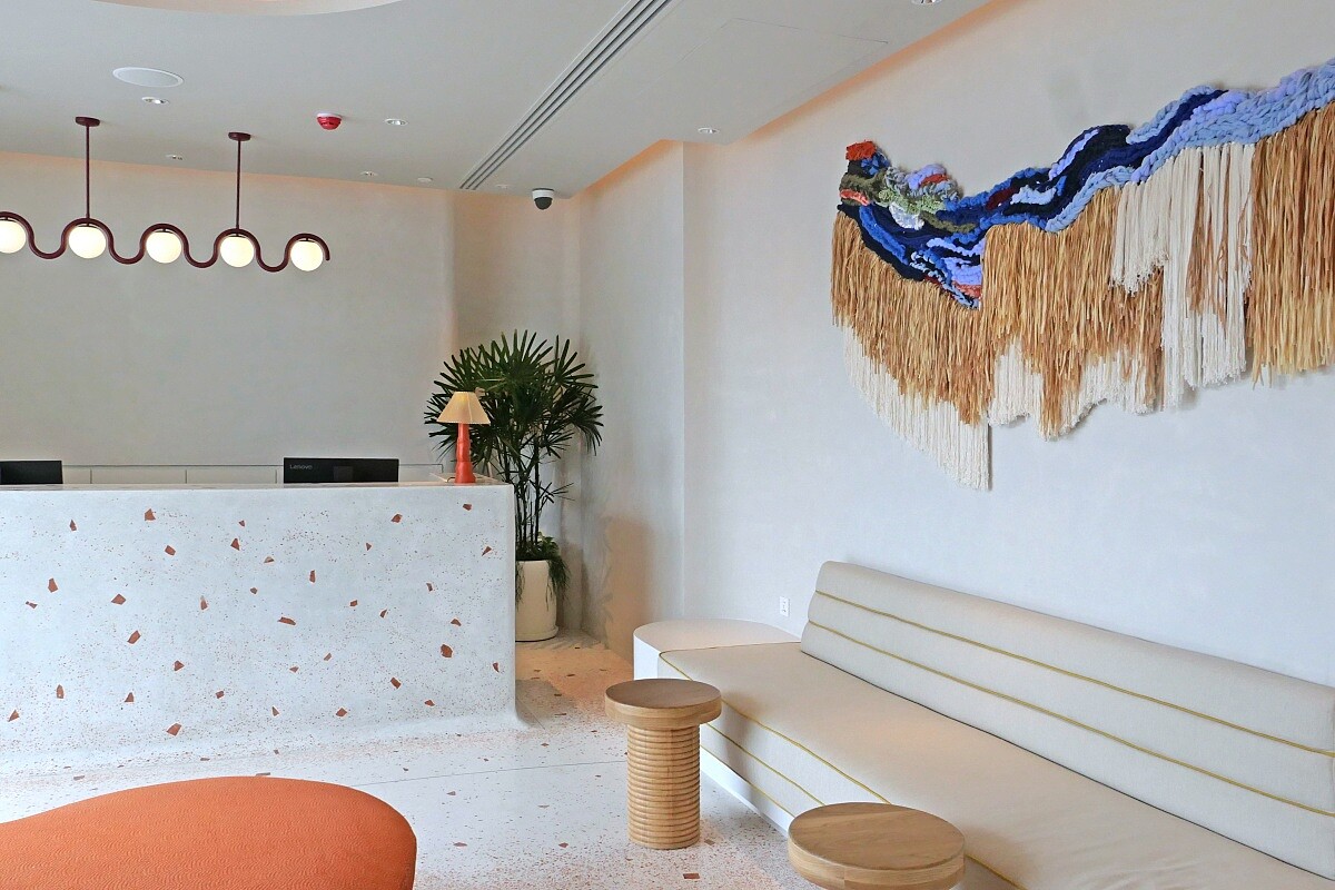 團體入住大廳也有「Yarn Story Studio」的作品，其靈感來自海風，用鮮明色彩和編織紋理表現出海洋的活力。