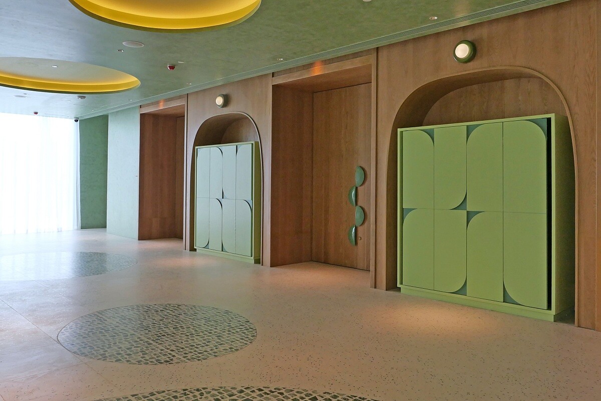 色彩繽紛的多功能會議室空間。