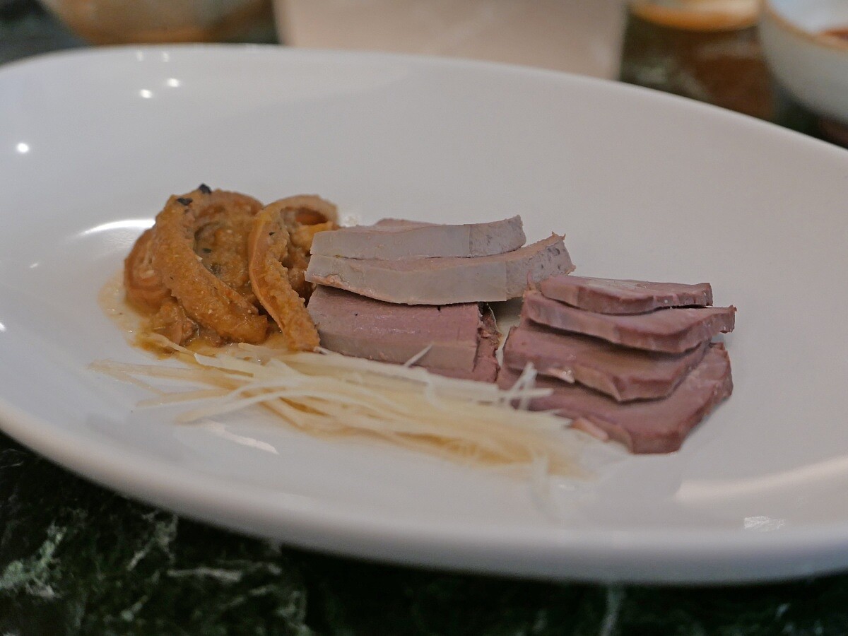 「內臟黑白切」。