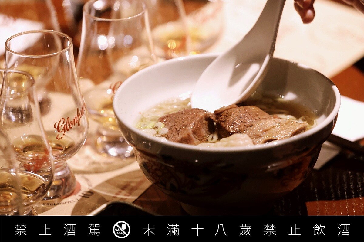 預約困難的料理品牌「肝苦嘆呷郎」特製牛肉麵。