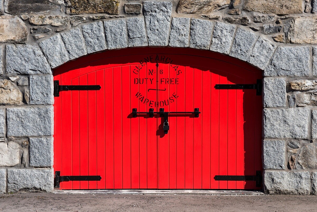 「格蘭花格」（Glenfarclas）標誌性的紅色大門。