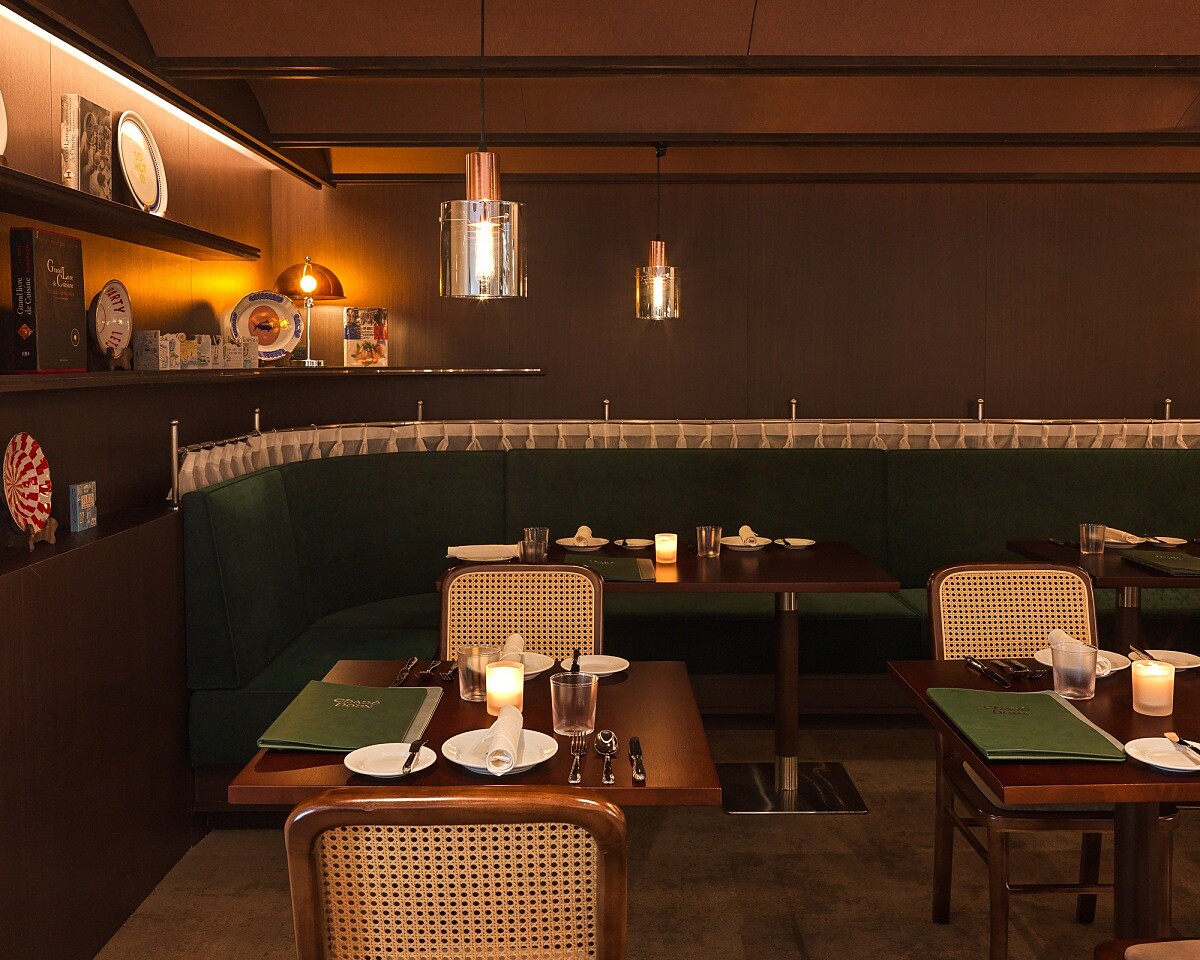 深綠色半圓卡式沙發座椅。