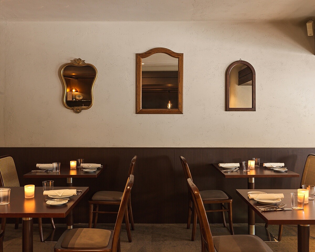 牆上古典與現代並置的鏡面與飾物。