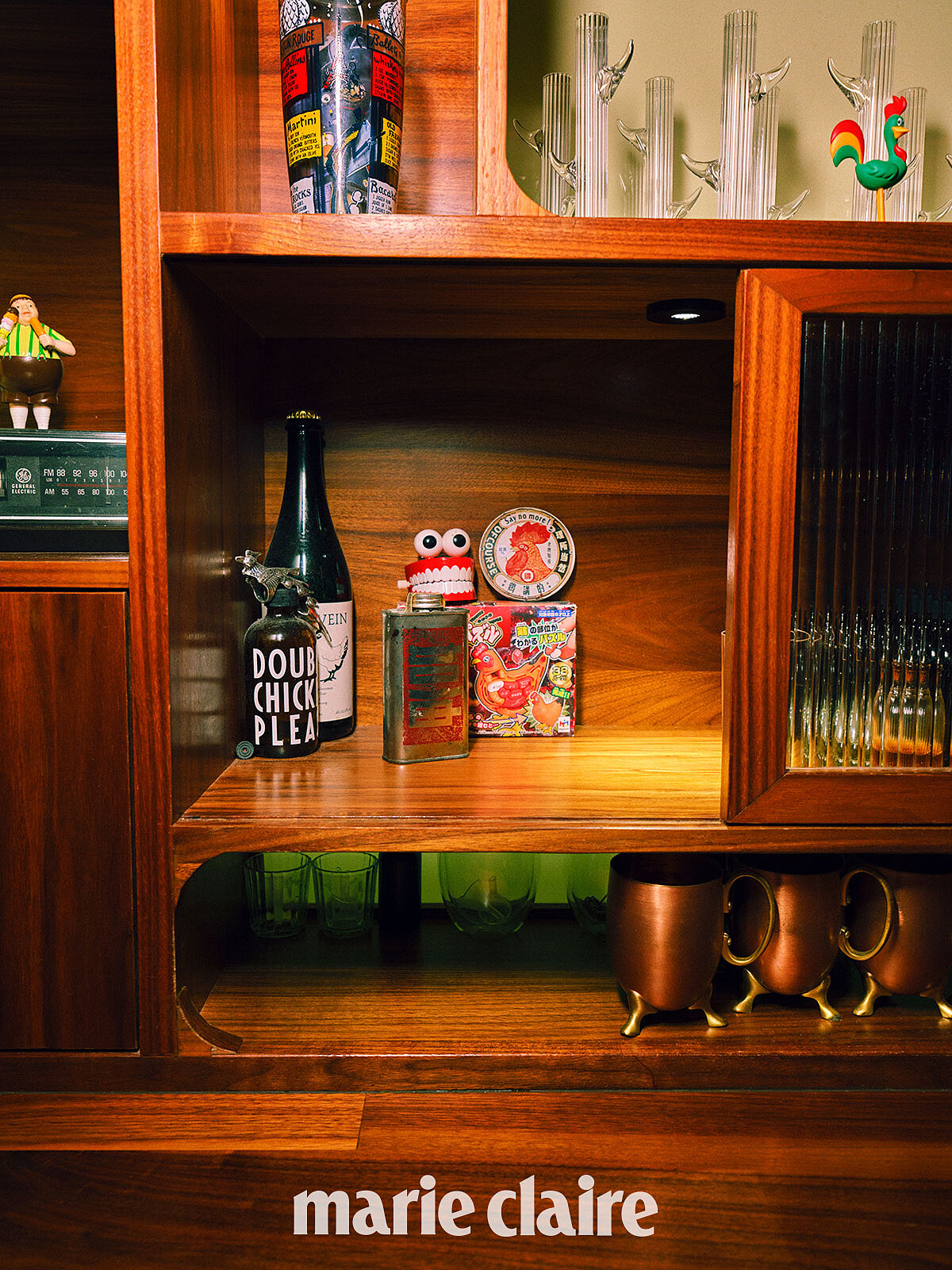 空間中有許多小細節，像是老電視、復古電風扇、繽紛的裝置藝術與看不出用途的電器。