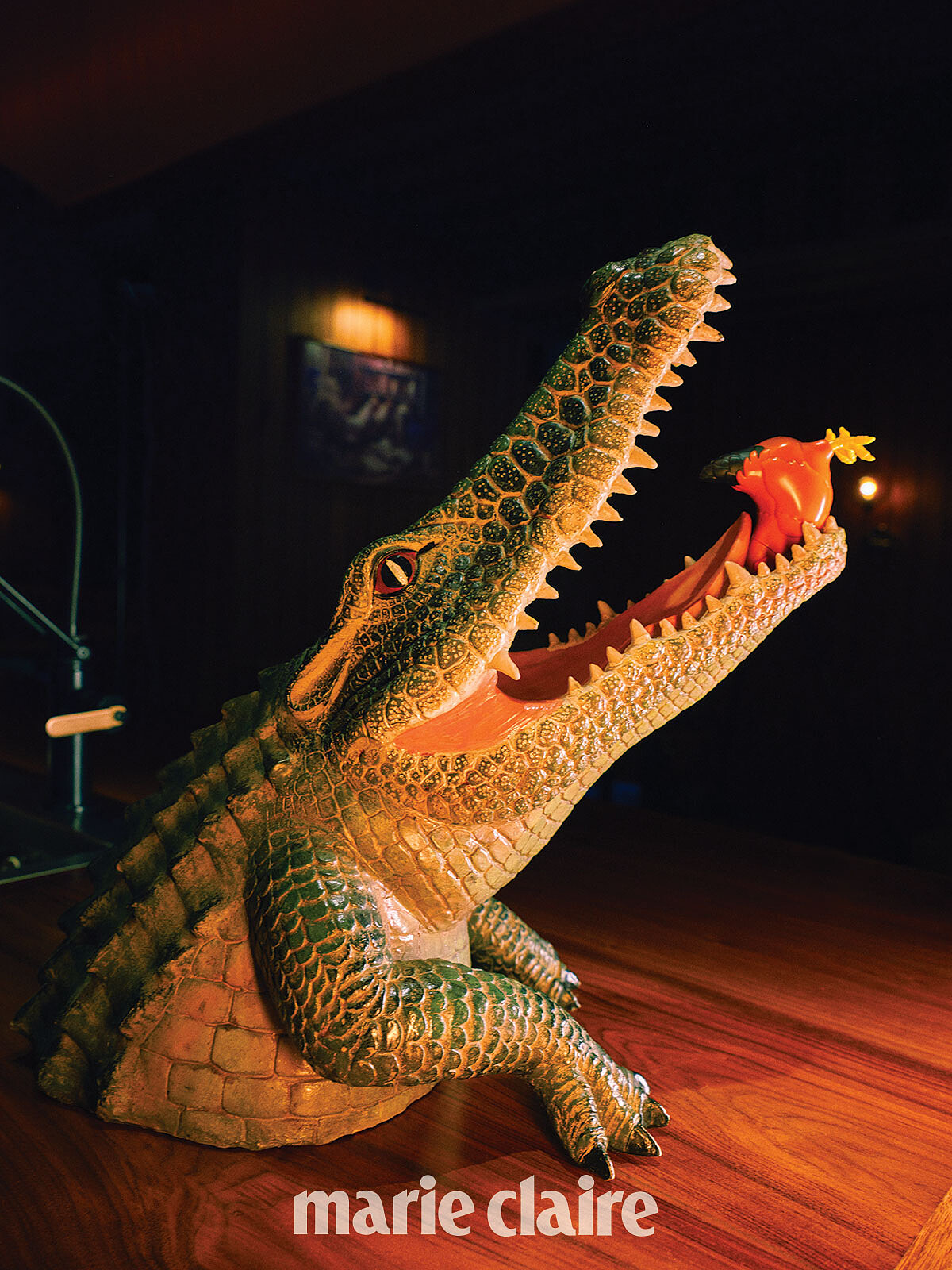 最吸睛的就是吧台前嘴巴大張的鱷魚了。