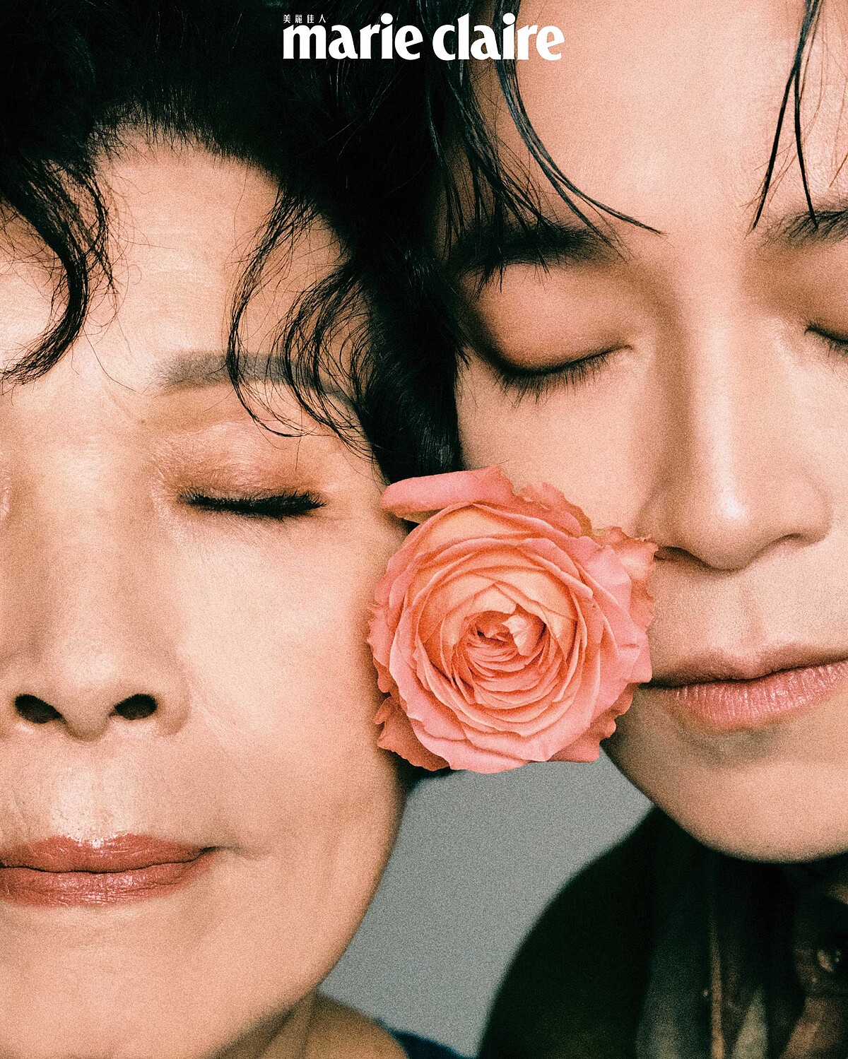 青峰：橄欖綠獵裝外套、咖啡色襯衫，both by Loro Piana。 青峰媽媽：藍綠色上衣，Issey Miyake。