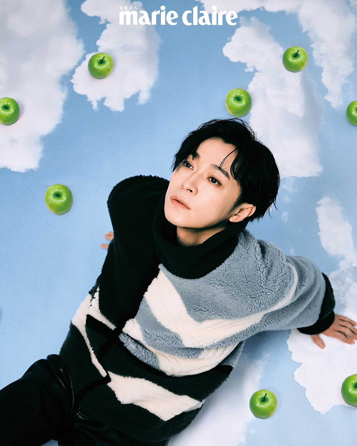 高領圖案針織衫、皮革長褲，both by Herm&egrave;s。