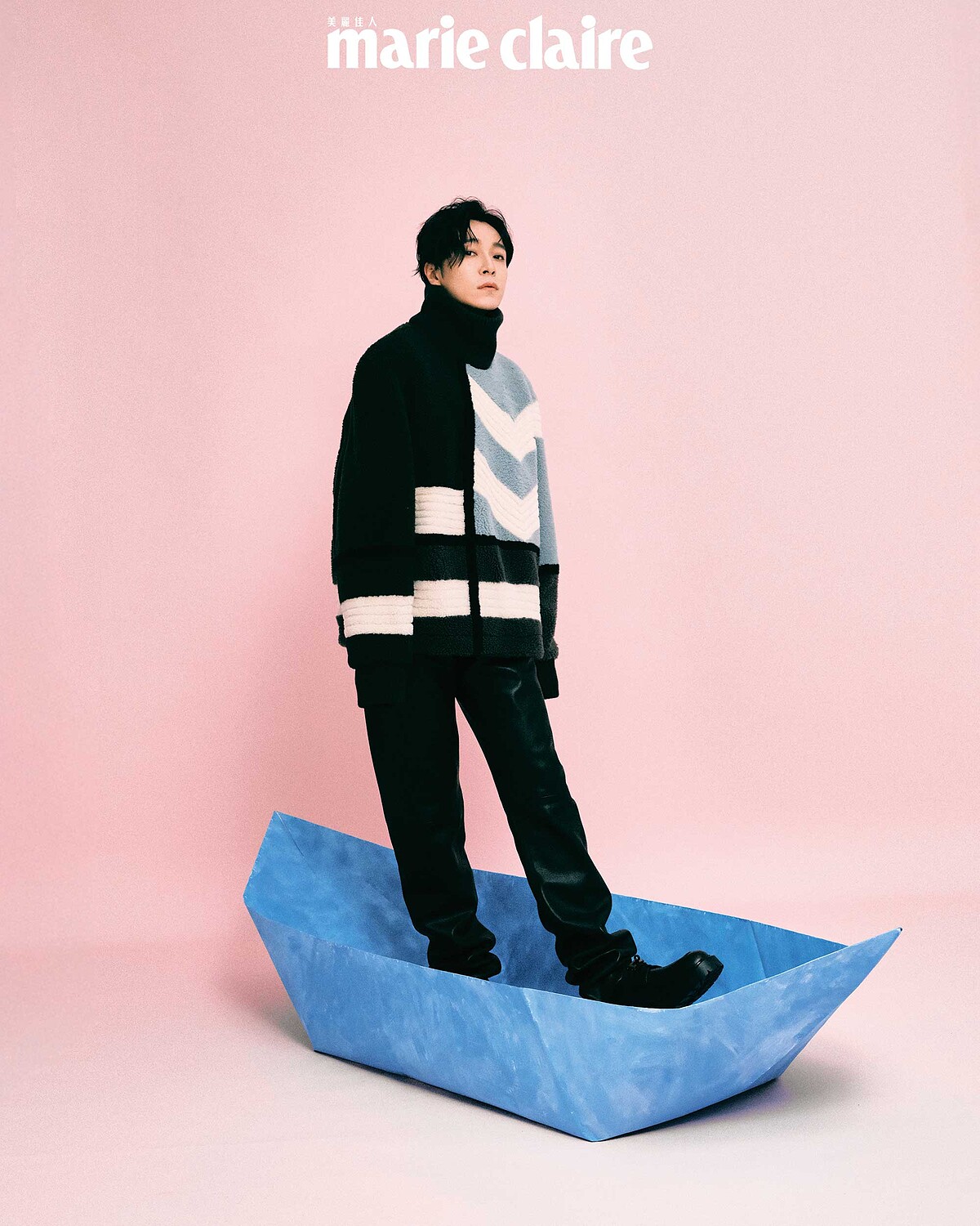 高領圖案針織衫、皮革長褲、黑色皮鞋，both by Herm&egrave;s。