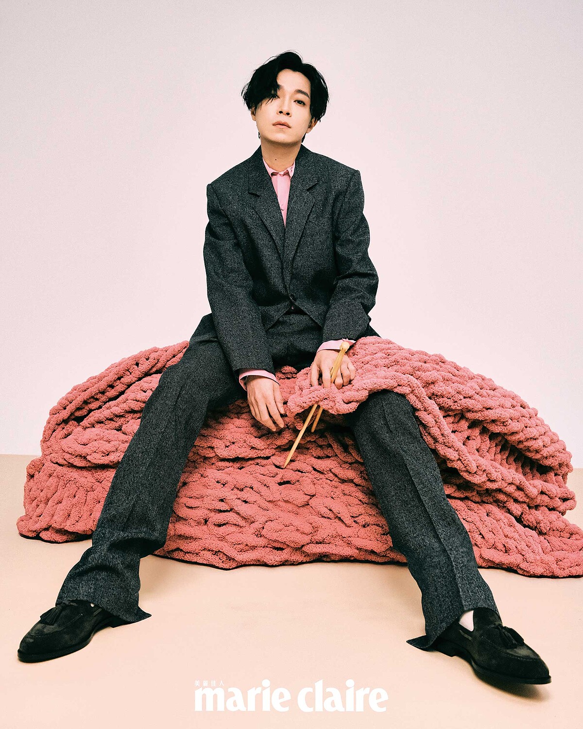 灰色西裝外套、灰色西裝長褲、粉色襯衫，all by Gucci；流蘇樂福鞋，Loro Piana。