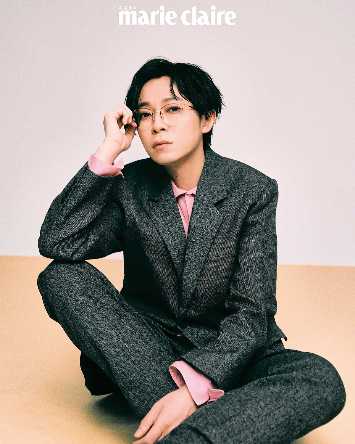 金邊眉框眼鏡，Ray-Ban；灰色西裝外套、灰色西裝長褲、粉色襯衫，all by Gucci。 