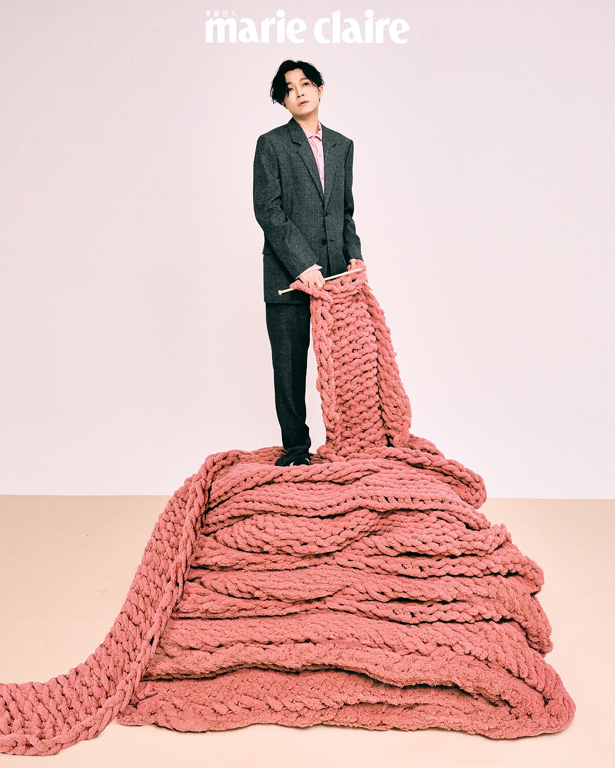 灰色西裝外套、灰色西裝長褲、粉色襯衫，all by Gucci；流蘇樂福鞋，Loro Piana。 