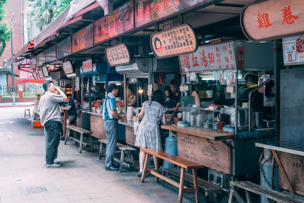 對台北人來說，早餐店不只是一個買吃的地方，它常常是街區的情報交換中心。