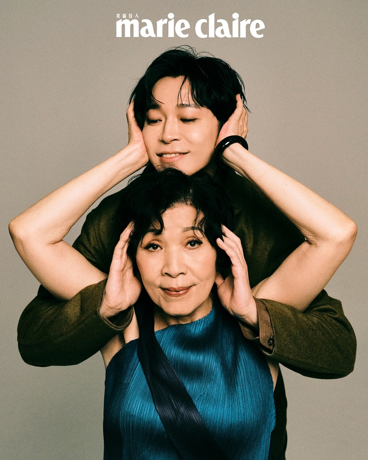 青峰：橄欖綠獵裝外套、咖啡色襯衫，both by Loro Piana。 青峰媽媽：藍綠色上衣，Issey Miyake。