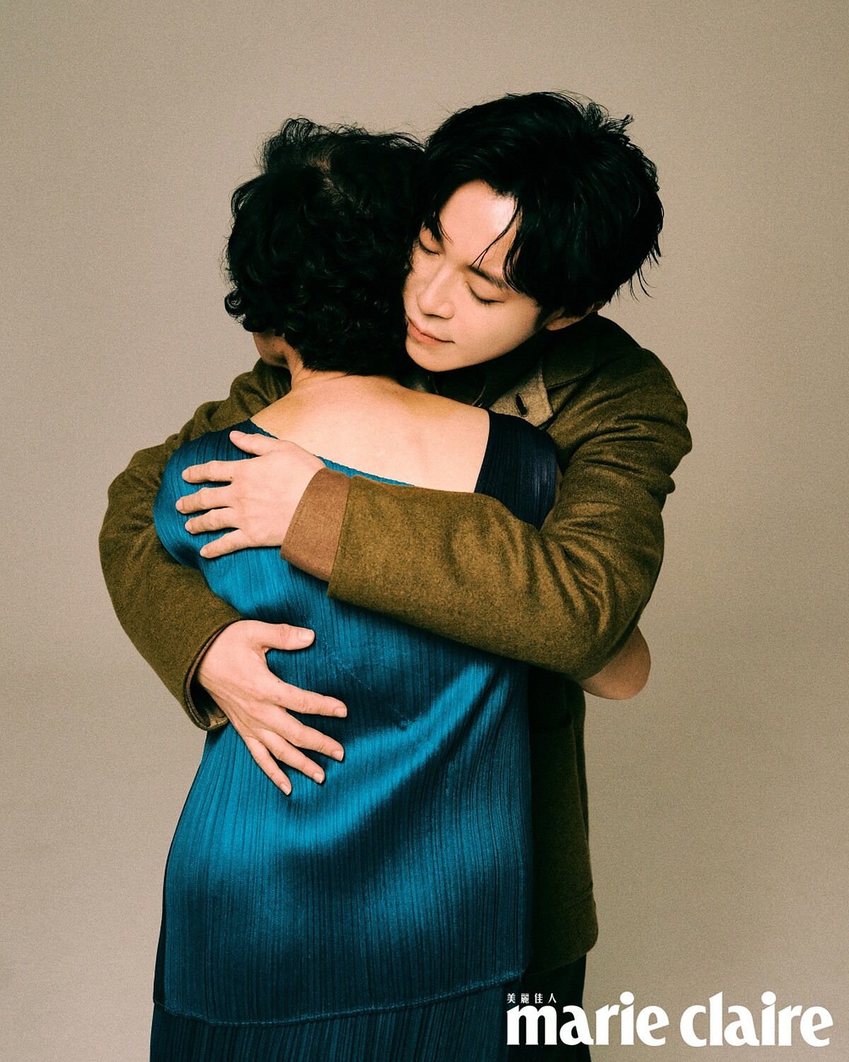 青峰：橄欖綠獵裝外套、咖啡色襯衫，both by Loro Piana。 青峰媽媽：藍綠色上衣，Issey Miyake。