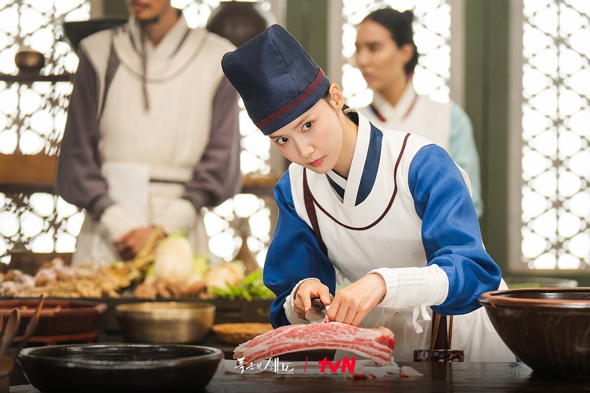 Netflix《暴君的廚師》潤娥飾演的延志永在廚房裡做出的各式料理。