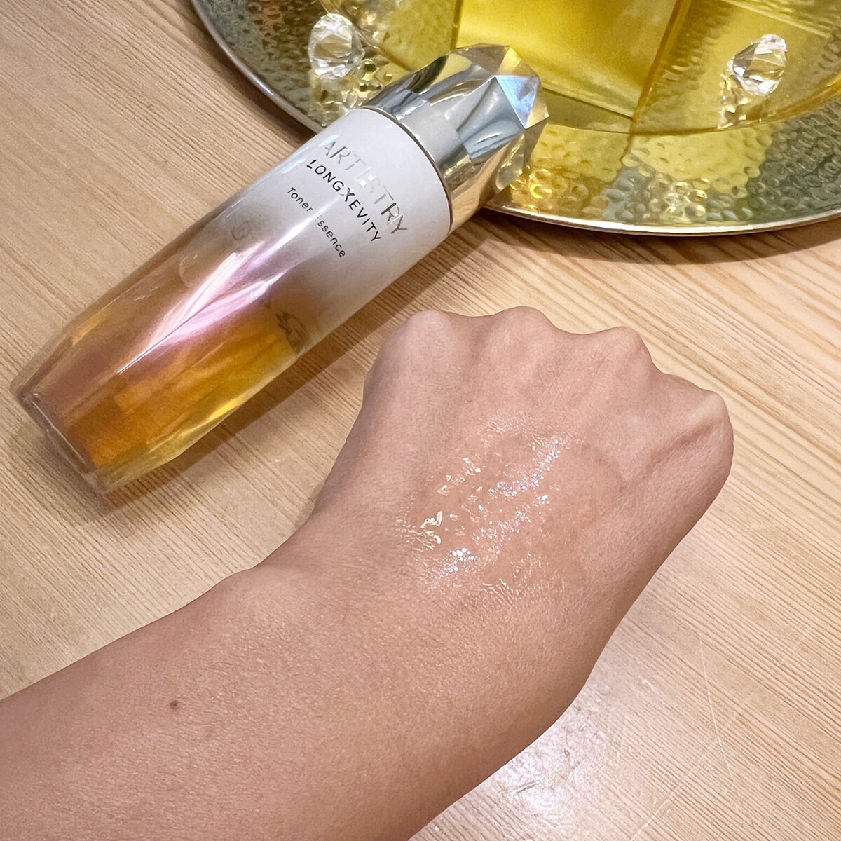 ARTISTR雅芝時光金耀精華凝露質地。