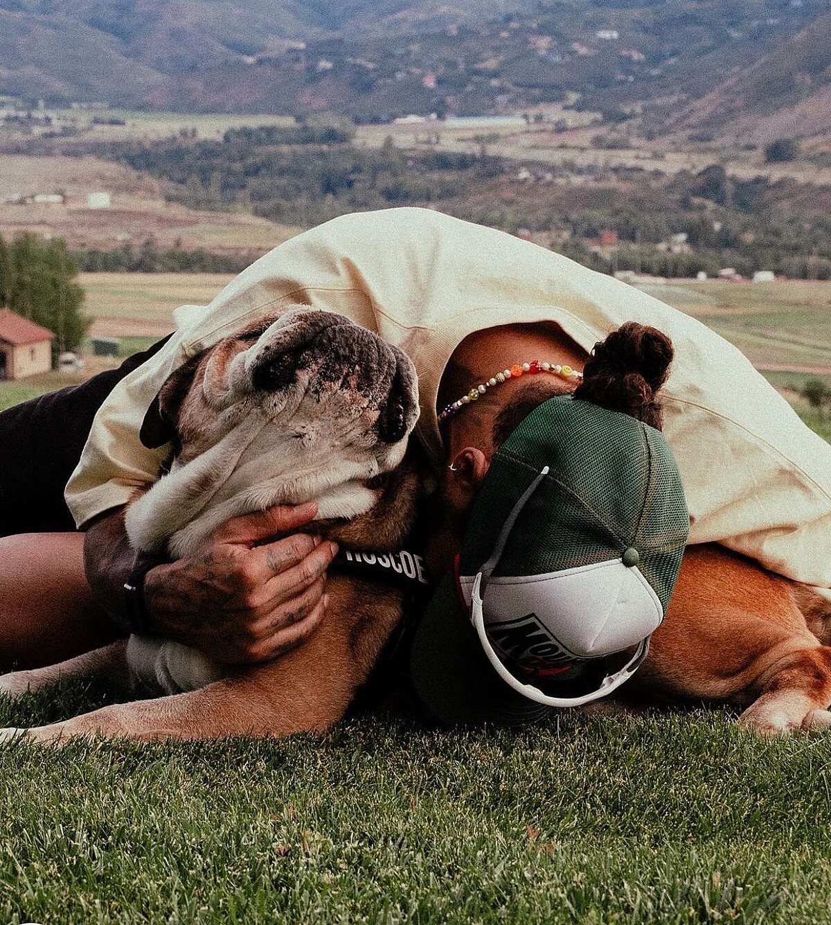 Lewis Hamilton 與他的愛犬 Roscoe 合照