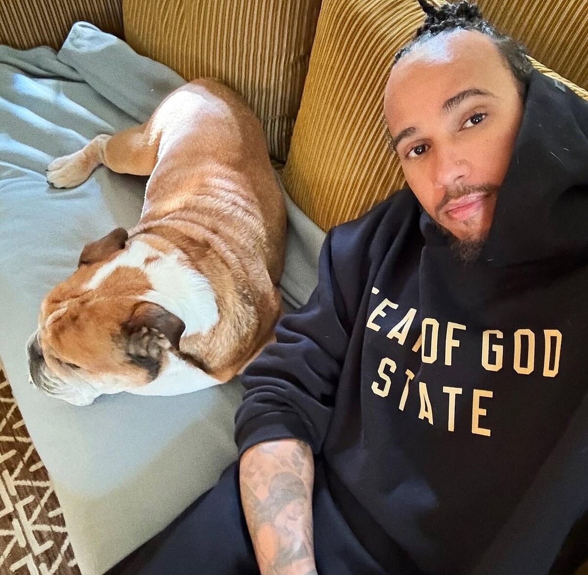 F1冠軍車手 Lewis Hamilton 與愛犬 Roscoe 的溫馨時刻