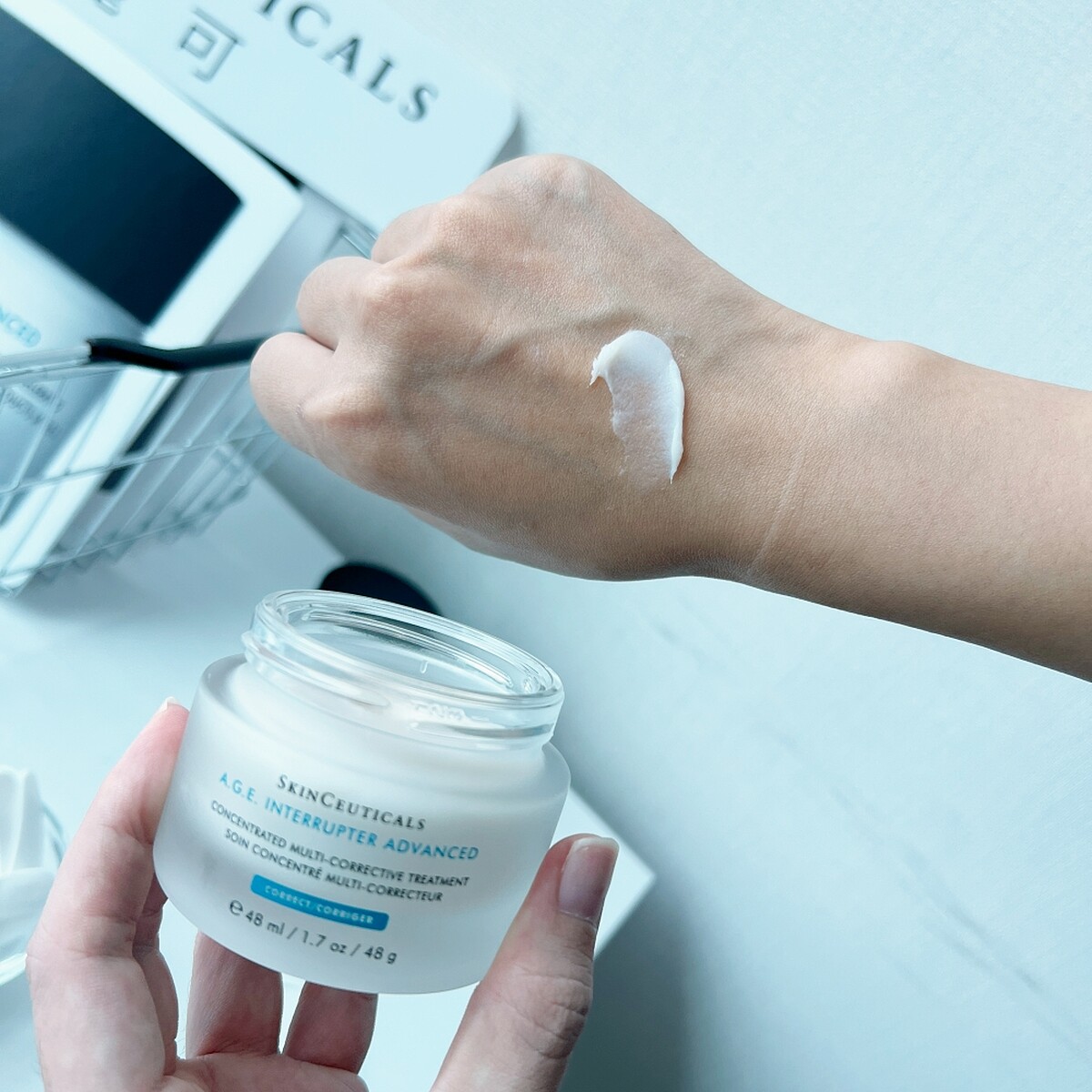 修麗可A.G.E.活膚緊緻霜質地。