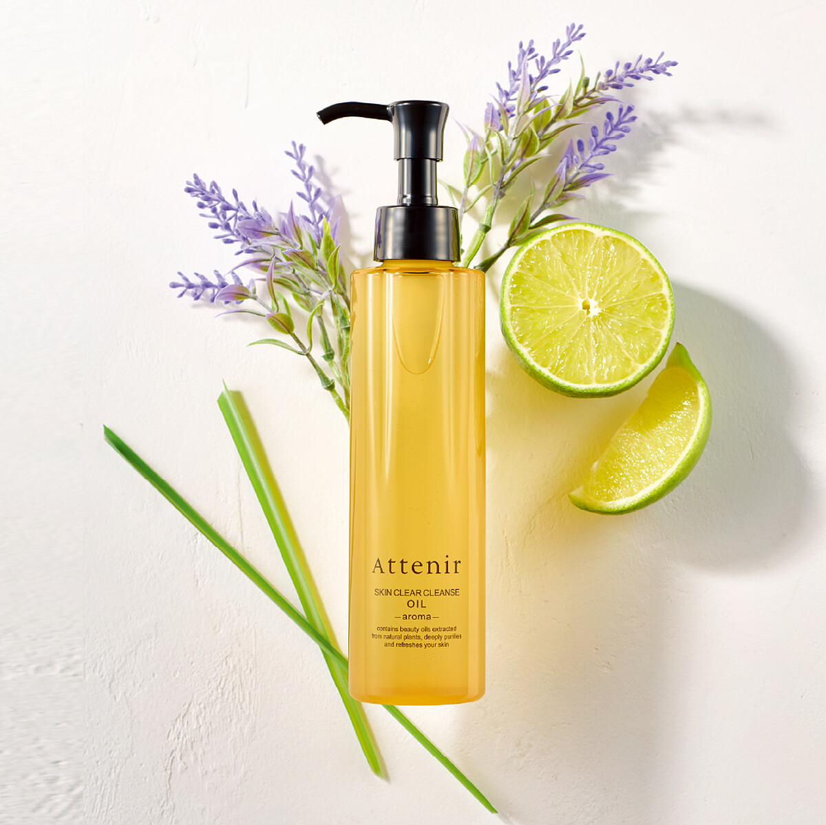 Attenir艾天然淨顏亮膚卸妝油情境圖。