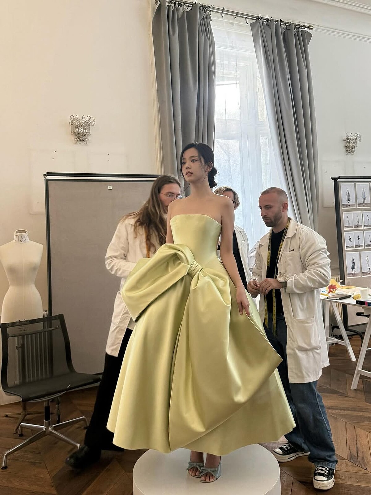 Jisoo搶先曝光一襲黃綠色蝴蝶結洋裝，這是他目前最新的試裝造型。