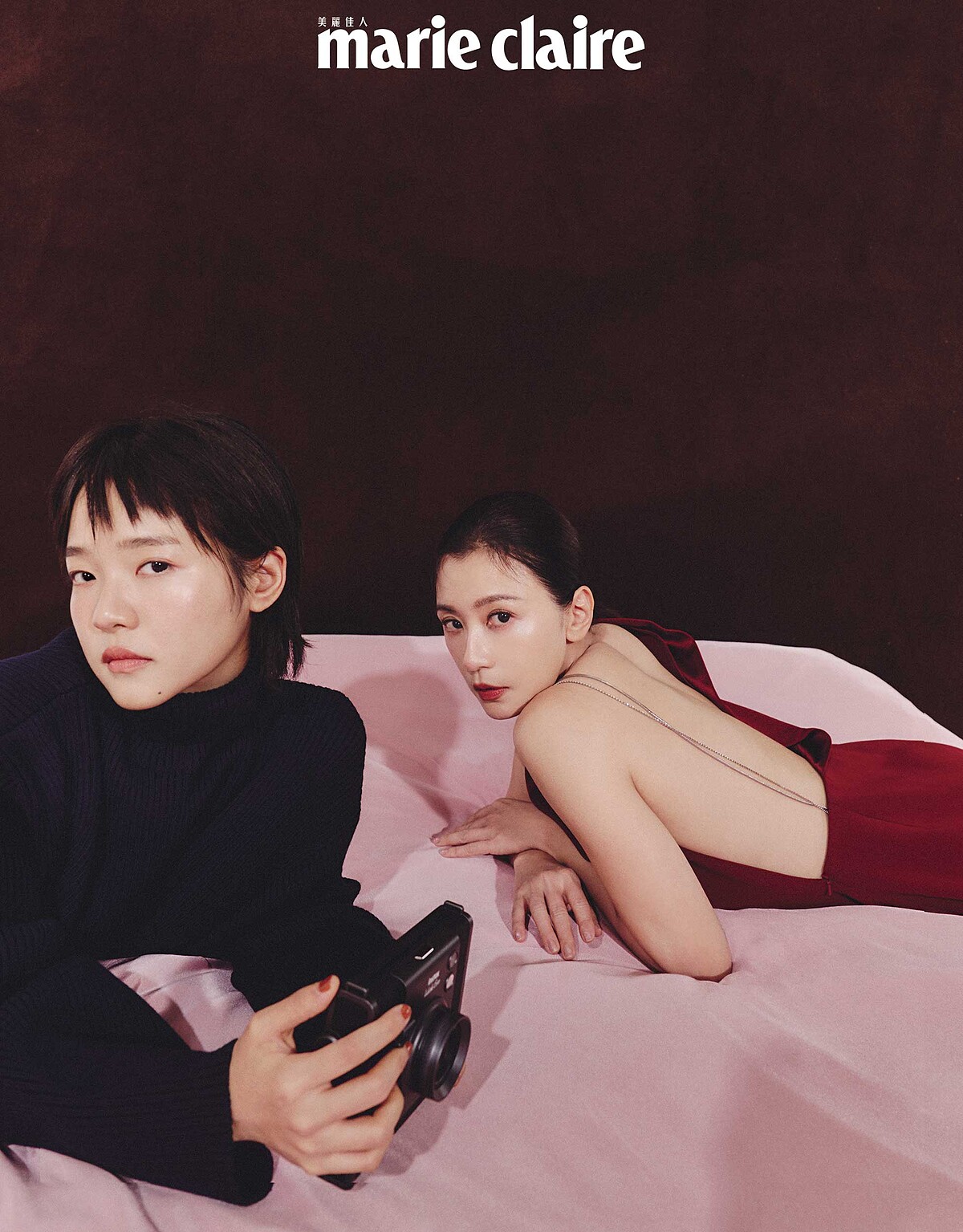 （賈靜雯）紅色露背洋裝，Max Mara；珍珠裝飾黑色緞面穆勒鞋，Jimmy Choo。 （林廷憶）海軍藍女式緊身迷你連衣裙，Balenciaga；流蘇樂福鞋，Jimmy Choo。