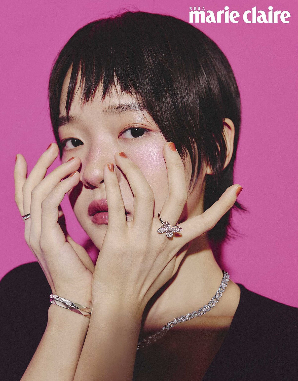 黑色長版洋裝，Maje；花卉装飾露跟鞋，Ferragamo。 格拉夫 Laurence Graff Signature 系列18K 玫瑰金密鑲鑽石戒指、18K 白金密鑲鑽石手鐲、格拉夫繾綣蝴蝶系列、馬眼形和密鑲鑽石戒指，all by Graff。