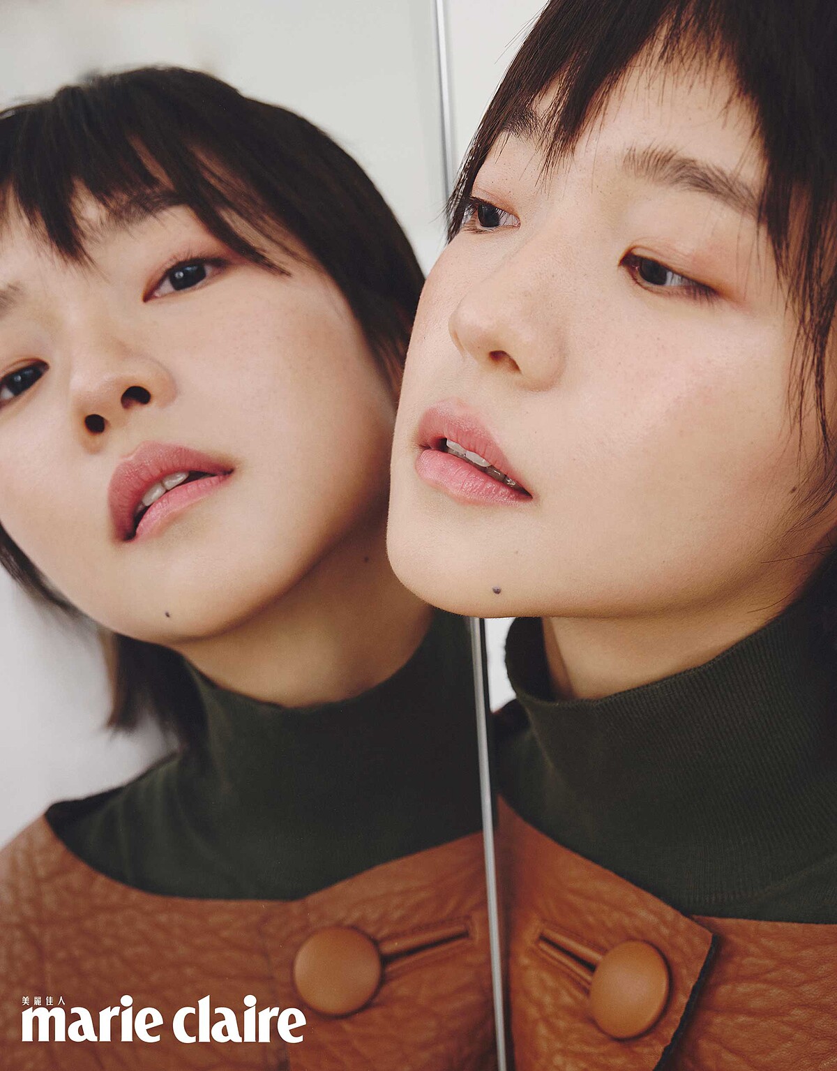 棕色皮革寬版夾克，Prada；羊絨高領上衣，Loro piana；核桃色羊絨長褲，Loro piana；黑色尖頭高跟鞋，Balenciaga。