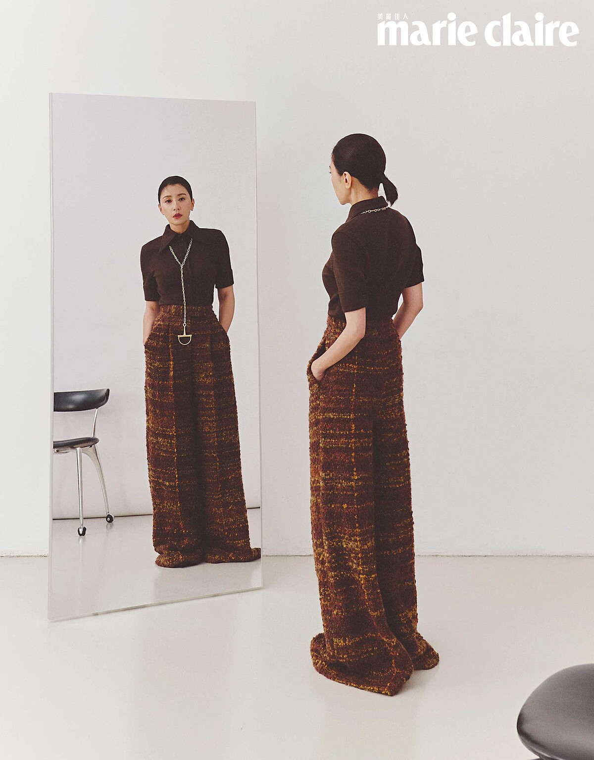 咖啡色短袖上衣、金色吊墜，both by Gucci；咖啡色長版寬褲，Loro piana；黑色高跟鞋，Balenciaga。