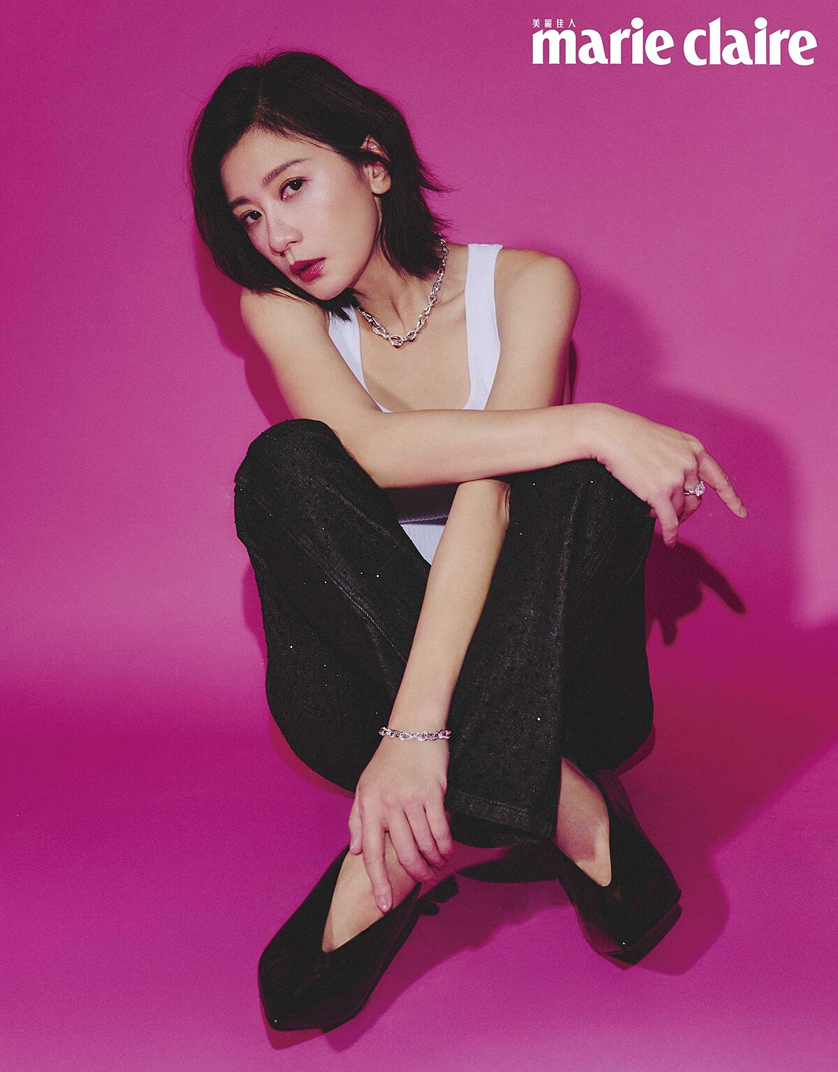 白色背心、黑色鑽石牛仔褲，both by Michael Kors；灰色外套、灰色皮帶、黑色高跟鞋 all by Gucci。 格拉夫 Tilda&rsquo;s Bow 系列圓形和梯形切割鑽石項鏈，鑽石共重8.88克拉、圓形和梯形切割鑽石手鏈、格拉夫3.55克拉圓形鑽石 Promise 戒指。