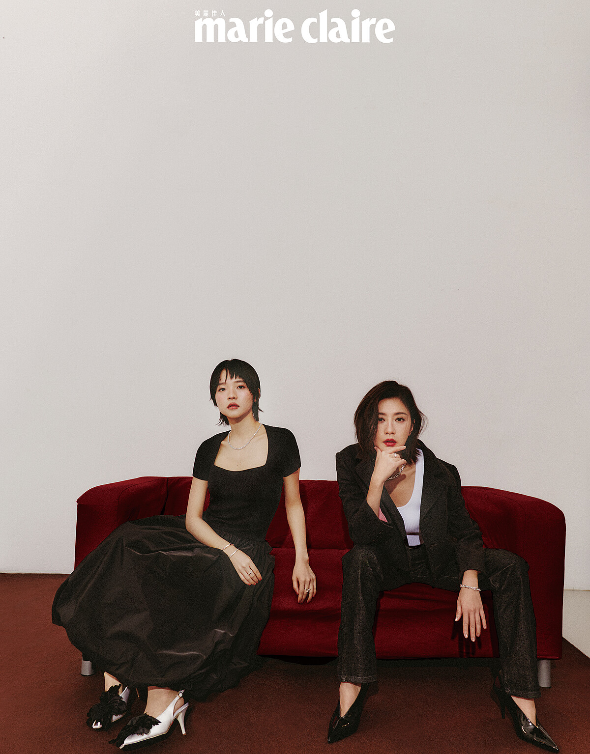 （賈靜雯） ​​白色背心、黑色鑽石牛仔褲，both by Michael Kors；灰色外套、灰色皮帶、黑色高跟鞋 all by Gucci。 格拉夫 Tilda&rsquo;s Bow 系列圓形和梯形切割鑽石項鏈，鑽石共重8.88克拉、圓形和梯形切割鑽石手鏈、格拉夫3.55克拉圓形鑽石 Promise 戒指。 （林廷憶） 黑色長版洋裝，Maje；花卉装飾露跟鞋，Ferragamo。 格拉夫 Laurence Graff Signature 系列18K 玫瑰金密鑲鑽石戒指、18K 白金密鑲鑽石手鐲、格拉夫繾綣蝴蝶系列、馬眼形和密鑲鑽石戒指，all by Graff。