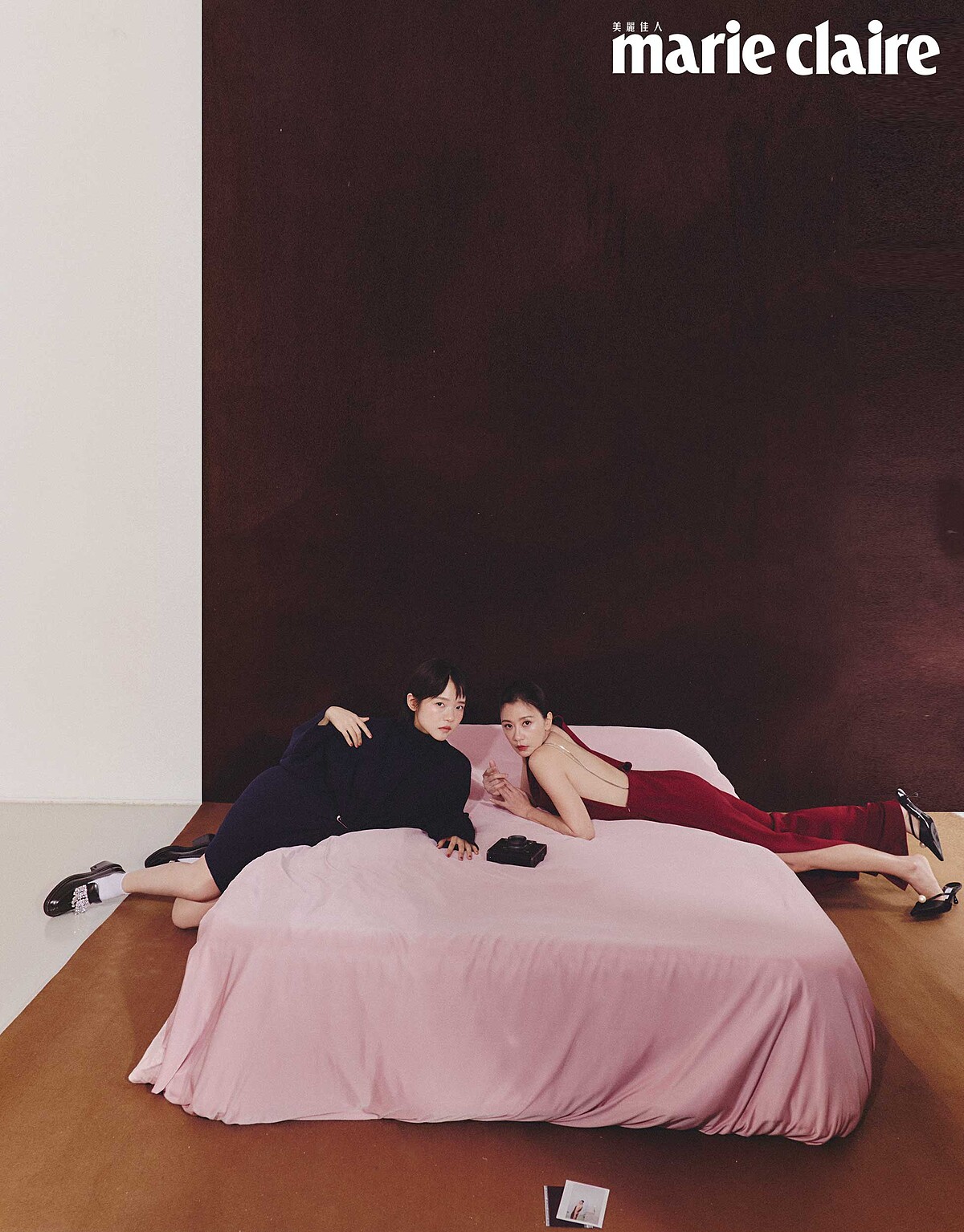 （賈靜雯）紅色露背洋裝，Max Mara；珍珠裝飾黑色緞面穆勒鞋，Jimmy Choo。 （林廷憶）海軍藍女式緊身迷你連衣裙，Balenciaga；流蘇樂福鞋，Jimmy Choo。