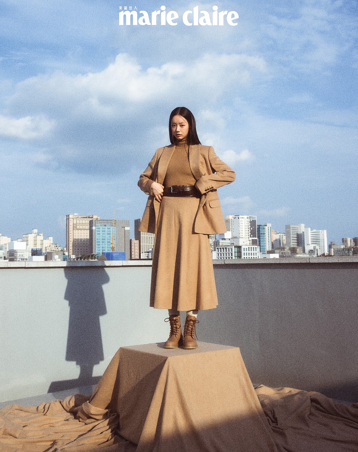 Sartoriale 駱駝毛雙排扣西裝外套、駝色高領羊毛衫、駱駝毛料A字長裙、棕色牛皮綁帶軍靴、棕色牛皮腰帶，all by Max Mara。 