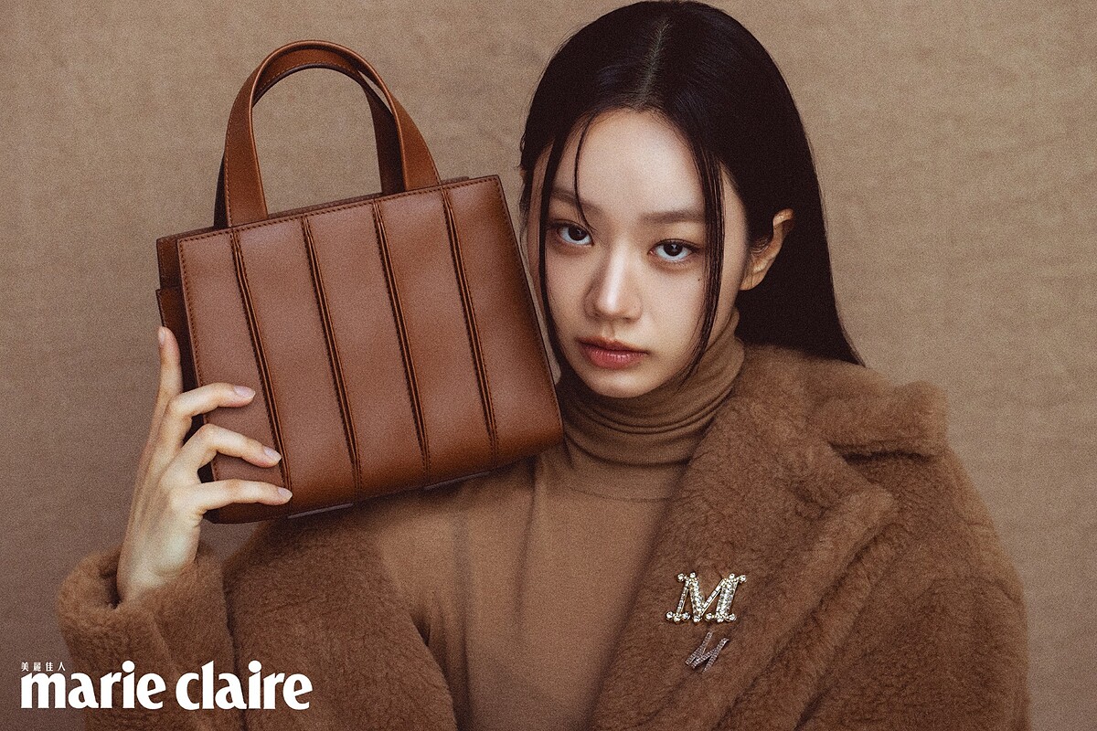 駝色經典泰迪熊大衣、駝色高領羊毛衫、駱駝毛料西裝短褲、標誌性logo胸針、駱駝毛料綁帶軍靴、Whintey Bag 經典牛皮手袋，all by Max Mara。