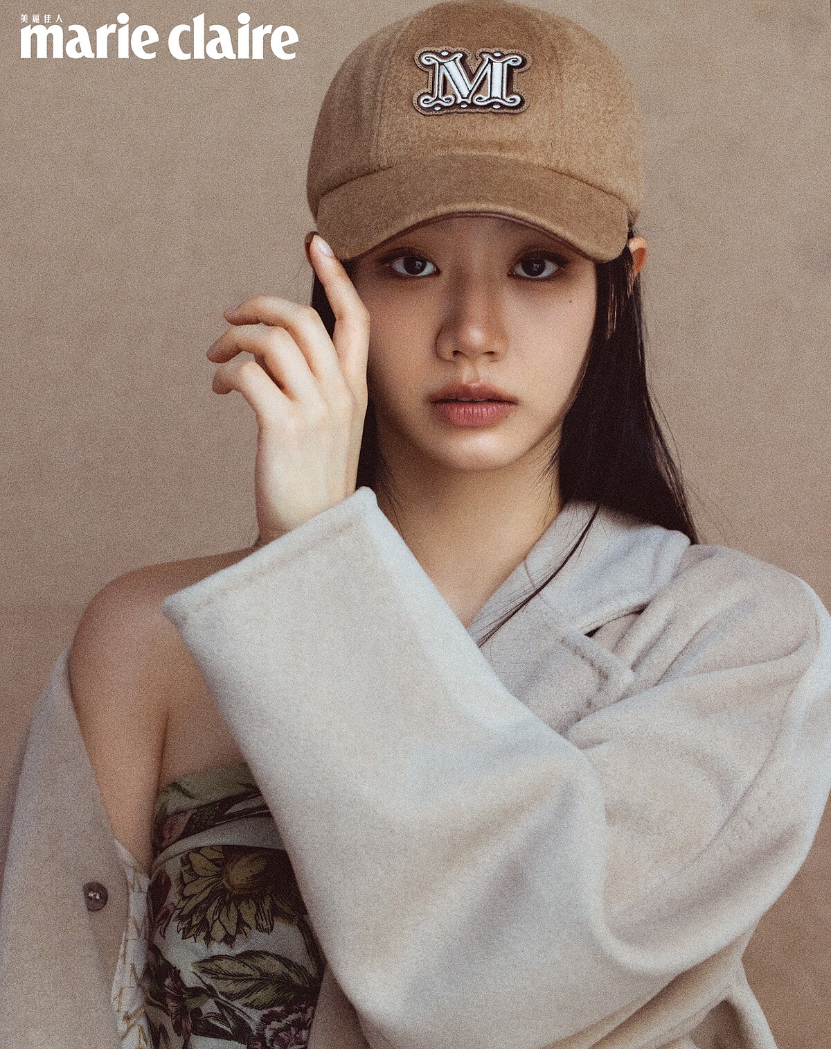 駝色標誌logo棒球帽、101801 淺沙色羊毛大衣、駝色羊毛針織長褲、植物印花流蘇圍巾，all by Max Mara。