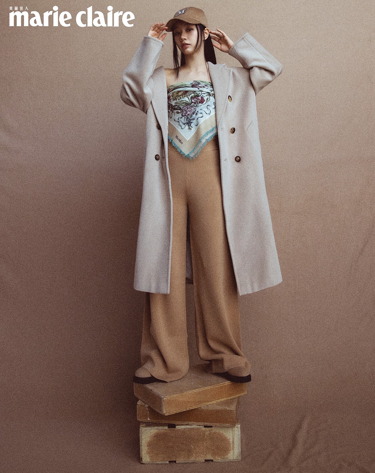駝色標誌logo棒球帽、101801 淺沙色羊毛大衣、駝色羊毛針織長褲、植物印花流蘇圍巾、駱駝毛料綁帶軍靴，all by Max Mara。