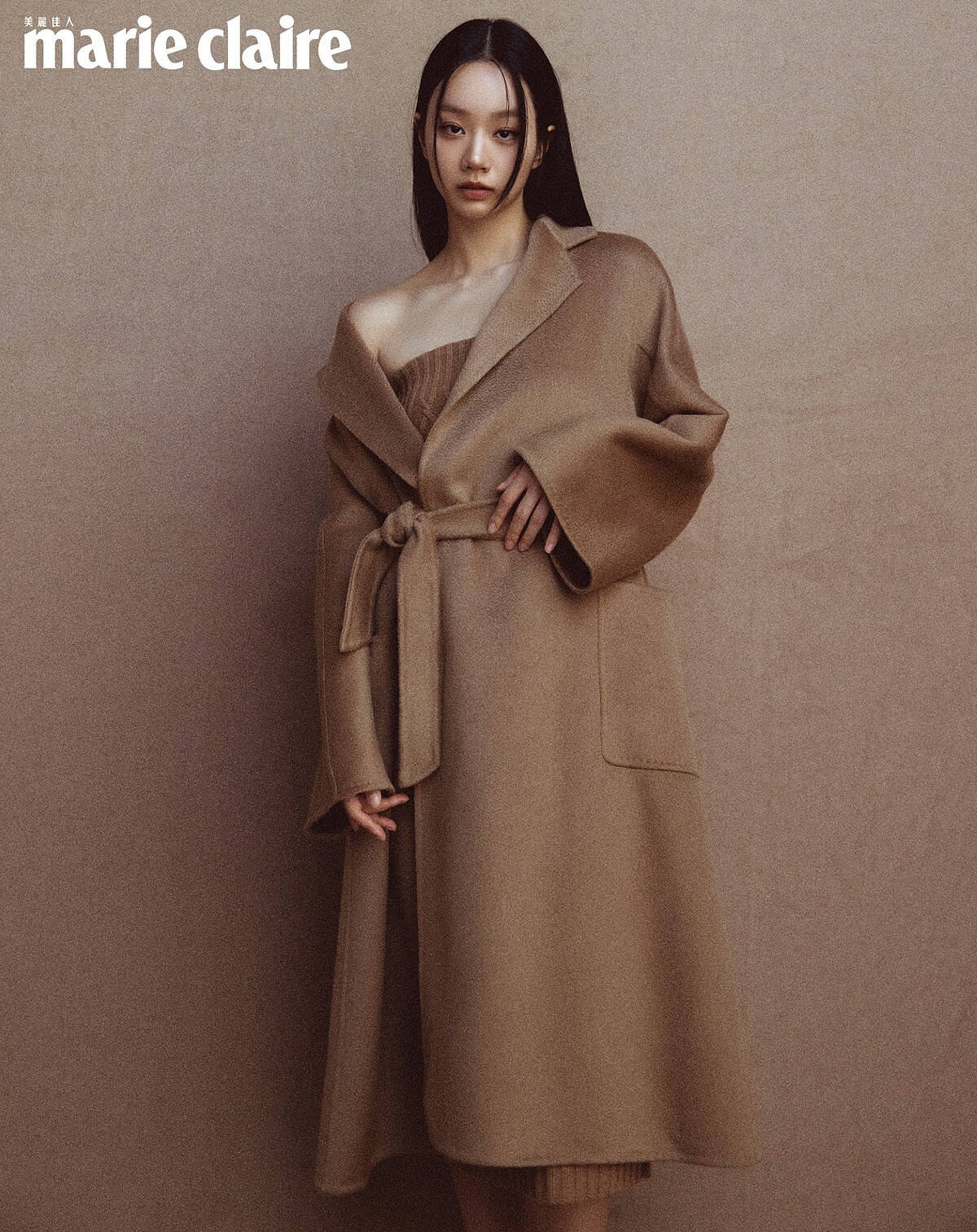 駝色Ludmilla 喀什米爾大衣、駱駝毛料網格長裙、駝色尖頭高跟鞋，all by Max Mara。