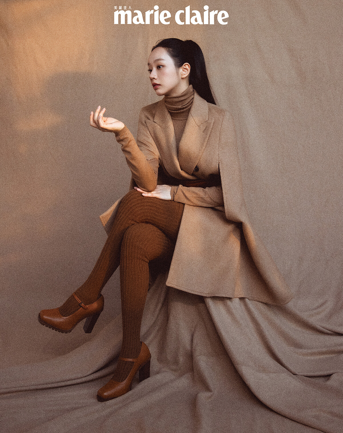 駱駝毛斗篷大衣、駝色高領羊毛衫、駱駝毛料西裝短褲、棕色牛皮腰帶、駝色羊毛褲襪、駝色瑪莉珍高跟鞋，all by Max Mara。