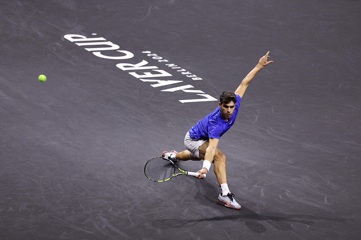 2024年拉佛盃（LAVER CUP），勞力士 代言人卡洛斯．艾卡拉茲（CARLOS ALCARAZ）首次代表歐洲隊出戰時反手 擊球。&copy;Rolex／Antoine Couvercelle