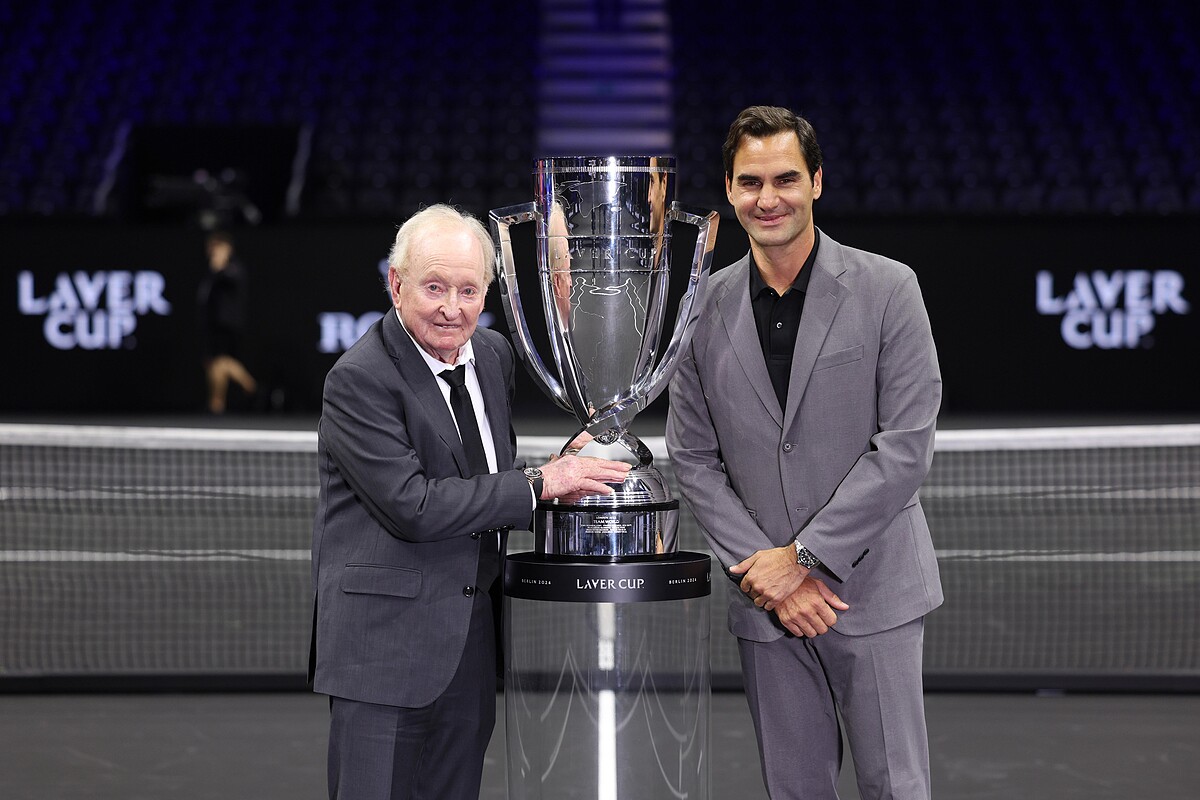 勞力士代言人羅德．拉佛（ROD LAVER） 及羅傑．費德勒（ROGER FEDERER）與拉佛盃（LAVER CUP）獎盃合影。&copy;Rolex／Antoine Couvercelle