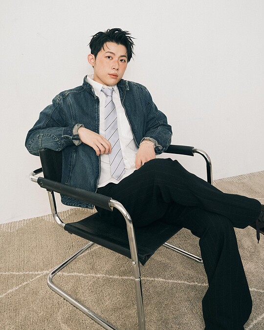 白色襯衫，牛仔外套，All By Peter Wu；銀色手鍊，Charles & Keith。