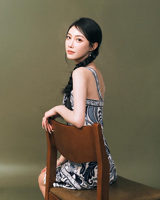 刺繡連身裙，Alice + Olivia；銀色珠寶高跟鞋，PEDRO；耳環，Swarovski。