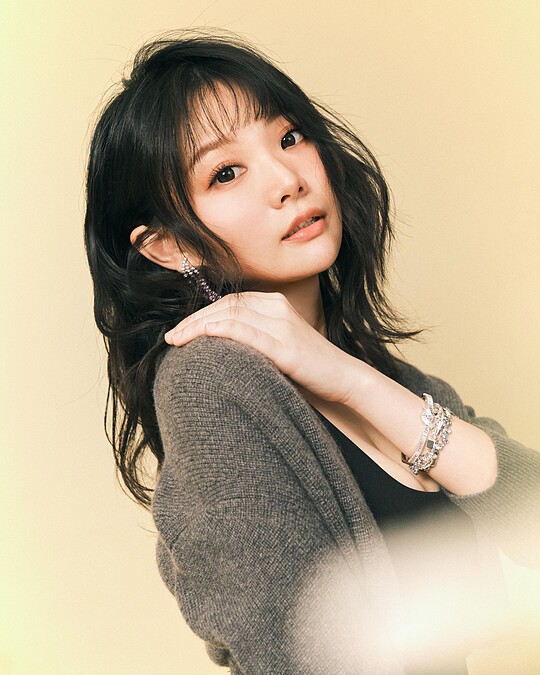 灰色開襟毛衣，H&M；黑色連衣裙，Lacoste；項鍊、手鍊，Swarovski；銀色手鍊、項鍊，Charles & Keith。