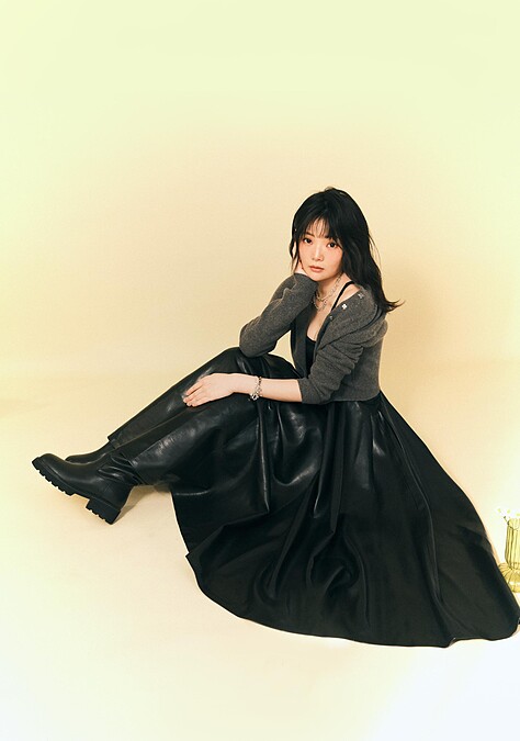 灰色開襟毛衣，H&M；黑色連衣裙，Lacoste；項鍊、手鍊，Swarovski；銀色手鍊、項鍊，Charles & Keith。