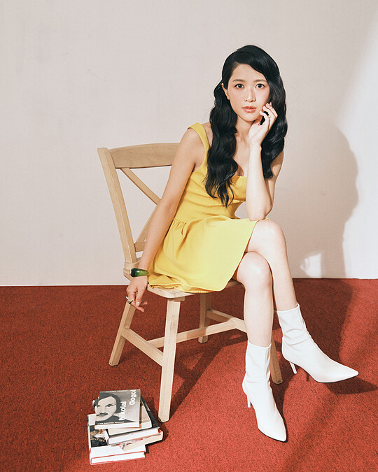 黃色連衣裙，Alice + Olivia；白色皮靴，Charles & Keith；綠色飾品，Swarovski。