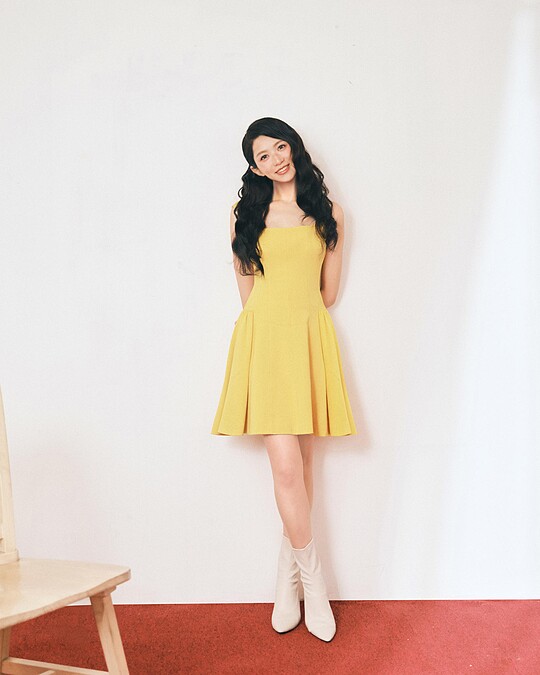 黃色連衣裙，Alice + Olivia；白色皮靴，Charles & Keith；綠色飾品，Swarovski。